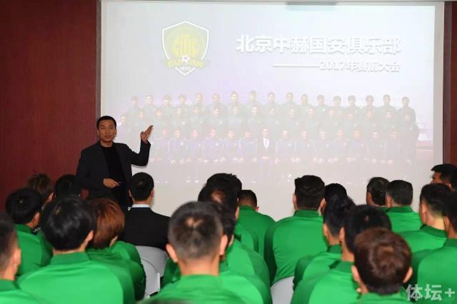 电讯报：连创纪录 埃梅里是2023年英超最佳主帅英超第13轮，维拉客场2-1逆转战胜了热刺，13轮之后积分升至了英超第4名。
